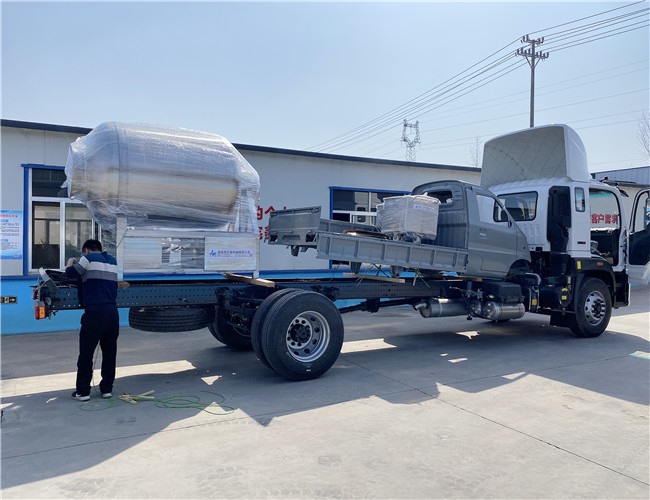 1200L水冷泵變頻真空滾揉機(jī)配不銹鋼料車2臺發(fā)往河北定州