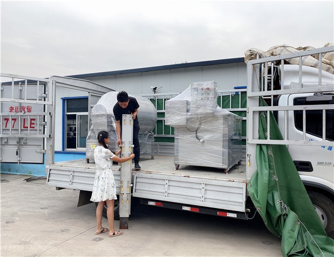 600L真空滾揉機(jī)、1500自動(dòng)出料油炸鍋發(fā)往威海