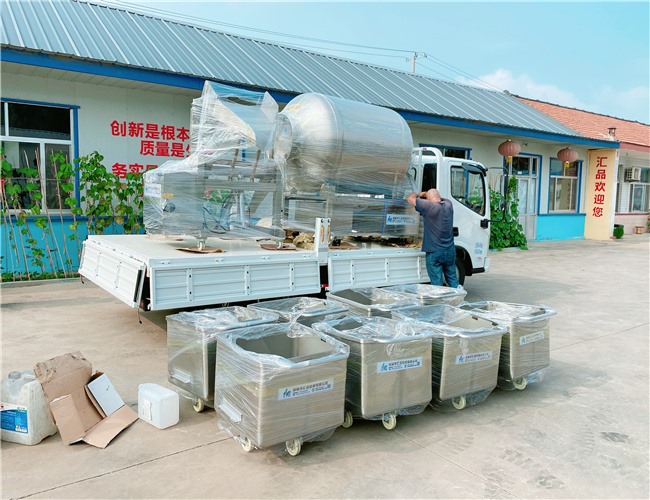 1200L真空滾揉機配液壓上料器加8臺可提升專用料車，發(fā)貨湖南常德